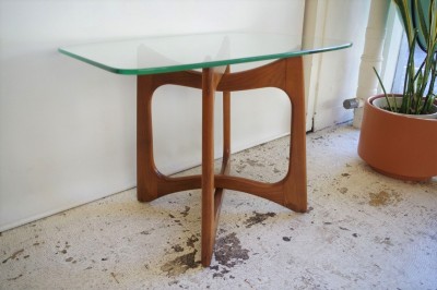 エイドリアン・ピアソール ガラストップサイドテーブル