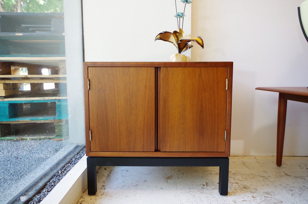 ビンテージ家具　70′s  キャビネット　美品　　ミッドセンチュリー ビンテージ家具70′s キャビネット美品ミッドセンチュリー