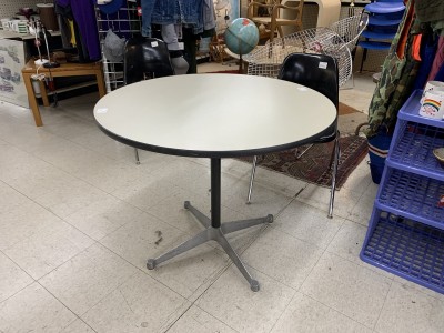 ハーマンミラーラウンドテーブル